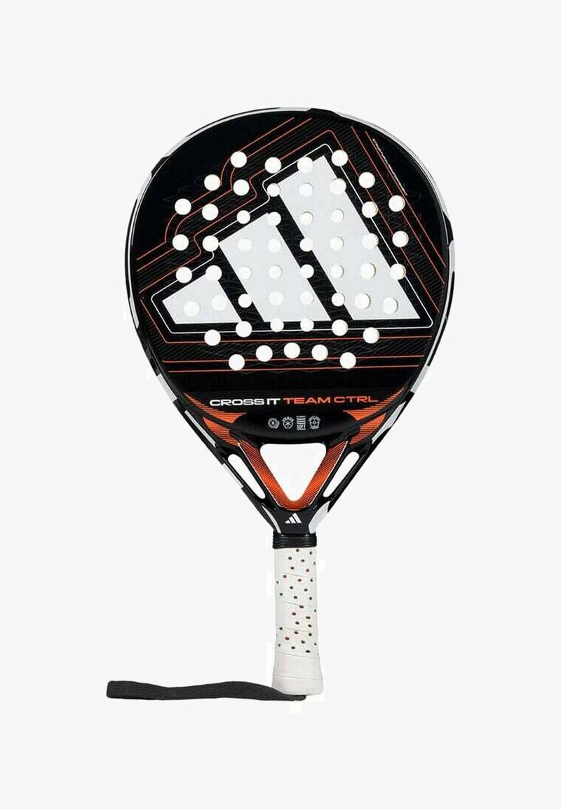 Zwart en oranje padelracket met een geperforeerd oppervlak, voorzien van een getextureerde grip en een onderscheidend driehoekig logodesign.