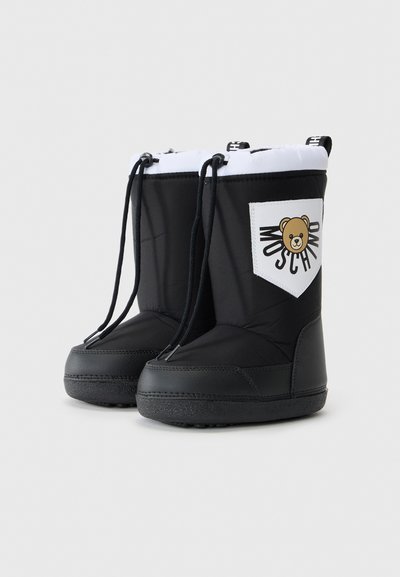 Fekete vízálló csizma fehér béléssel, húzózsinórral és gumitalppal. Jellemzője egy medve grafika és a "MOSCHINO" felirat az oldalon.
