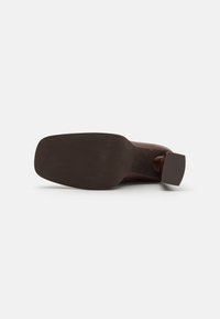 Jeffrey Campbell MAXIMAL-L2 ciemnobrązowy
