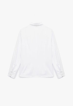 Hvid langærmet skjorte lavet af glat stof, med krave og knapmanchetter, i et rent, minimalistisk design uden mønstre.