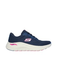 Scarpa sportiva in rete blu navy con suola bianca e rosa, caratterizzata da una punta rotonda, design con lacci e un logo distintivo sul lato.