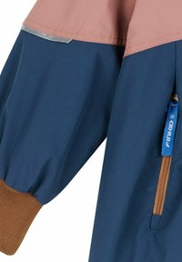 Giacca per bambini con una parte inferiore blu e una parte superiore rosa, polsini elasticizzati e una tasca laterale con zip, con dettagli beige. Materiale impermeabile.
