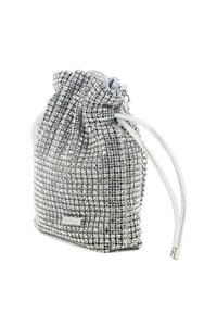Borsa con cordino coperta di strass argento, con un cordino bianco liscio e un piccolo etichetta. Superficie testurizzata con una finitura lucida e riflettente.
