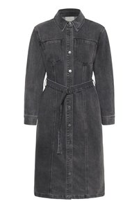 Svart denimklänning med krage, långa ärmar, bälteshörn och framknäppning med knappar. Innehåller bröstfickor och kontrasterande sömmar.
