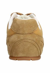 Bruine suède sneaker met een afgeronde achterkant, witte accenten, tan kleurige zool en met textuur gestikte details. Veters zijn bruin met een slangenpatroon.