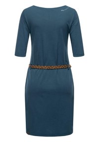 Teal klänning med trekvartsärmar, med rund halsringning och ett flätat brunt bälte i midjan. Slät bomullstyg, avslappnad design.