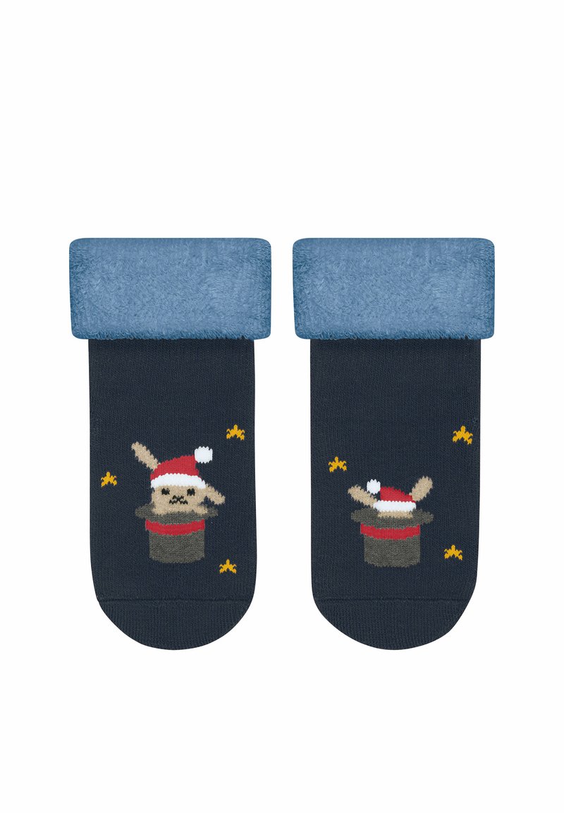 Dunkelblaue Socken mit einem plüschigen blauen Bündchen, das einen Hasen mit einem roten Hut und einem Zylinder zeigt, umgeben von gelben Sternen und kontrastierenden Details.