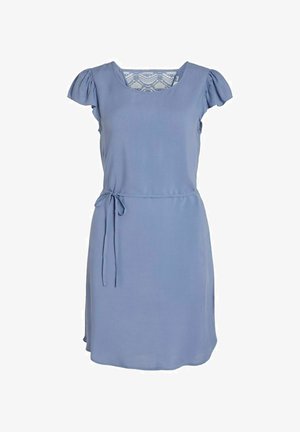 Robe bleu clair en tissu lisse avec de courtes manches bouffantes, un col rond, une taille à nouer et des détails en dentelle au dos.