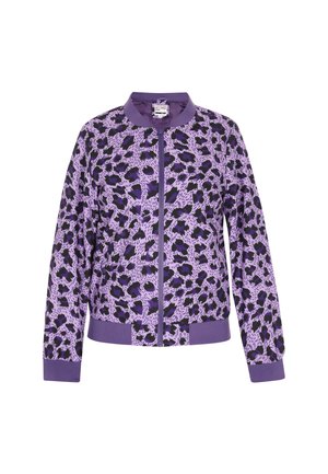 Chaqueta morada con un patrón de manchas negras y moradas más claras, cierre con cremallera, cuello, puños y cintura acanalados. Tela suave y texturizada.