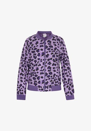 Jachetă purpurie cu un model de pete negre și purpurii mai deschise, cu fermoar, guler, manșete și talie ribbate. Material moale, texturat.