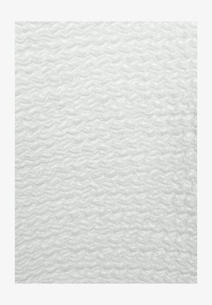 Strukturiert weißer Stoff mit einem welligen Muster, der sich weich anfühlt und einen subtilen Glanz aufweist, geeignet für verschiedene textile Anwendungen.