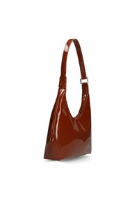 Braune Lacklederhandtasche mit geschwungener Form, dünnem Schulterriemen und offenem obere Teil. Verfügt über eine glänzende Textur und minimales Metallzubehör.