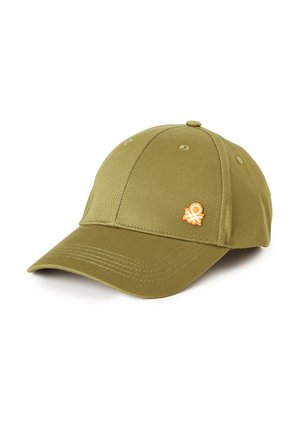 Gorra de béisbol verde oliva con visera curva y un pequeño logo naranja en el panel frontal, mostrada sobre un fondo blanco.