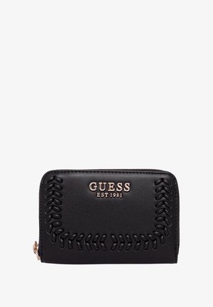 Portafoglio in pelle nera con motivo di cucitura in rilievo. Logo dorato "GUESS EST 1981" sul fronte. Chiusura a zip sul lato.