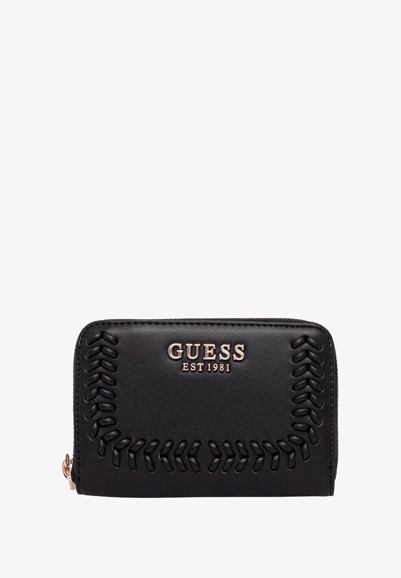 Portafoglio in pelle nera con motivo di cucitura in rilievo. Logo dorato "GUESS EST 1981" sul fronte. Chiusura a zip sul lato.