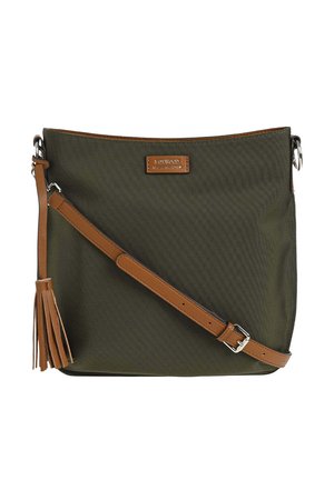 Sac bandoulière en tissu vert olive avec une sangle réglable en cuir marron et un pompon, forme rectangulaire avec une petite étiquette de marque à l'avant.
