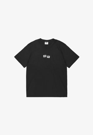 Czarny T-shirt z krótkim rękawem z białym logo tekstowym "PROSTO." na środku klatki piersiowej, z okrągłym dekoltem i małą metką marki wewnątrz kołnierza.