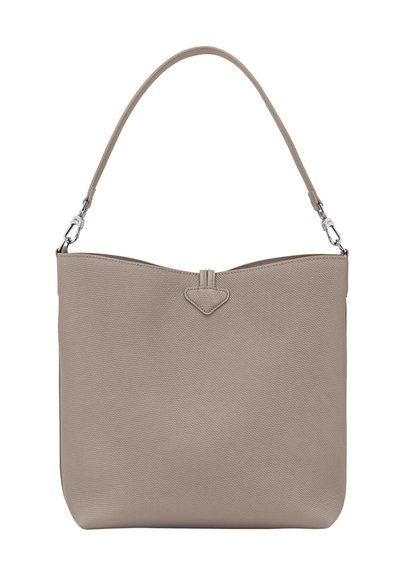 Helles beiges Leder-Schultertasche mit strukturierter Oberfläche, gewölbtem Deckel und einem einzigen Riemen mit silbernen Hardware-Akzenten.