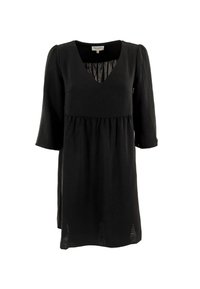Vestido negro con escote en V, mangas tres cuartos y cintura fruncida. Hecho de una tela ligera con una textura suave y un diseño minimalista.