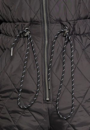 Secțiune de jachetă quilted neagră cu fermoar central și două șnururi negre cu fire reflectorizante albe și cleme metalice.