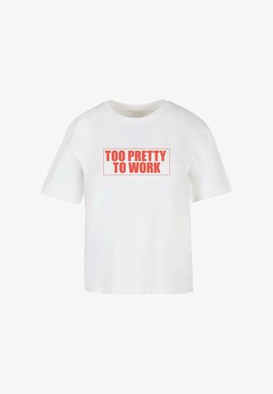 Fehér pamut póló rövid ujjakkal. Fiery piros "TÚL SZÉP A DOLGOZÁSHOZ" szöveg található téglalap keretben. Hétköznapi, laza fazon.