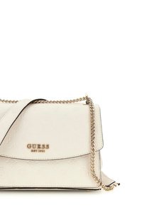 Borsa a spalla in ecopelle bianca con motivo floreale stampato, tracolla in catena dorata, chiusura a pattina e logo "GUESS" in evidenza in lettere dorate.