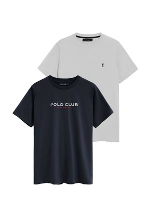 Dwie krótkie koszulki z okrągłym dekoltem, jedna czarna z napisem "POLO CLUB", druga jasnoszara z małym logo gracza polo na piersi.
