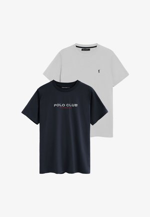 Dos camisetas de manga corta con cuello redondo, una negra con el texto "POLO CLUB" y otra gris claro con un pequeño logo de un jugador de polo en el pecho.