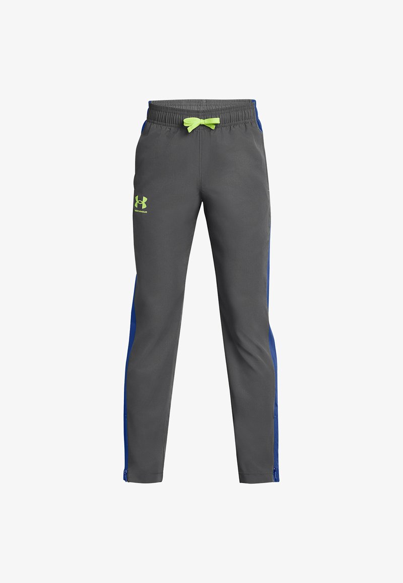 Pantaloni sportivi grigi con pannelli laterali blu, cordino verde neon e logo Under Armour sulla coscia sinistra, vista frontale visibile.