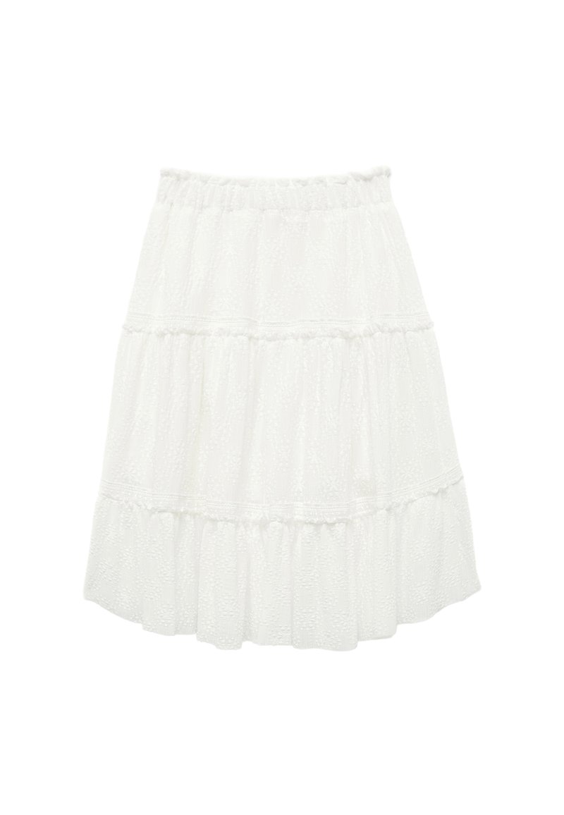 Falda blanca de capas con cintura elástica y un sutil patrón floral texturizado.