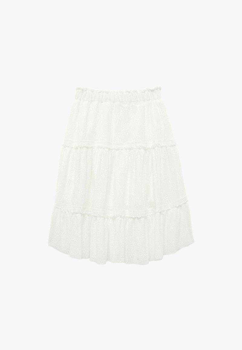 Falda blanca de capas con cintura elástica y un sutil patrón floral texturizado.