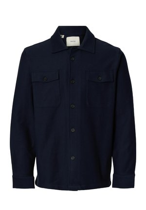 Tamsiai mėlynas mygtukais užsegamas marškinukas-jaka su apykakle, dviem krūtinės kišenėmis su mygtukais ir ilgomis rankovėmis.