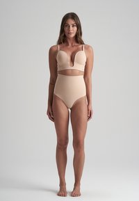 Set di lingerie beige composto da due pezzi, con reggiseno a scollatura profonda e spalline sottili, e culotte a vita alta, realizzati in un materiale liscio ed elastico.