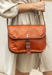 Gusti Leder MARY L - Taška s příčným popruhem - brown