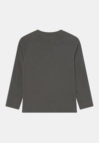 T-shirt de manga longa cinza escuro feito de tecido suave, com decote redondo e um design simples e sem adornos, com mangas raglan.