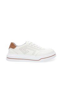 Weißer Ledersneaker mit durchbrochenem Design, braunem Leder-Fersenelement und einer weißen Gummi-Sohle mit strukturierten Rillen und subtilen braunen Akzenten.