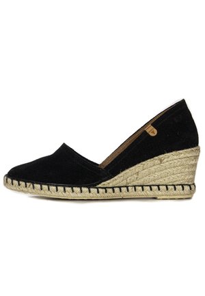 Espadrille de cuña de ante negro con punta redondeada, detalles de cuerda de yute y un tacón tejido texturizado. Diseño clásico y color neutro.