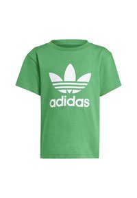 Zelené bavlněné tričko s velkým bílým logem Adidas a třemi vodorovnými pruhy na designu listu. Krátké rukávy a kulatý výstřih.