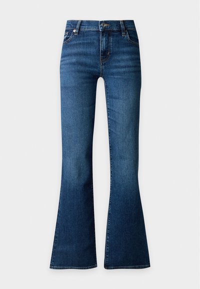 Jean en denim bleu taille haute avec jambe évasée, bouton frontal et poches, présenté sur un fond uni clair.