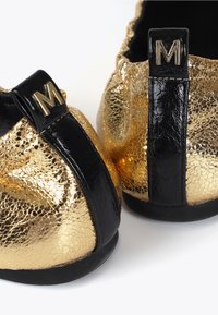 LOLA CASADEMUNT - Baleriny