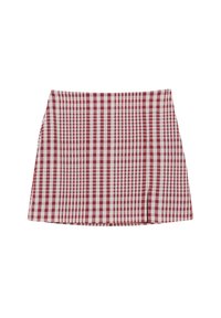 Mini jupe à carreaux rouge et blanc, présentant une coupe droite, un tissu texturé et une petite fente sur le côté pour une touche de détail.