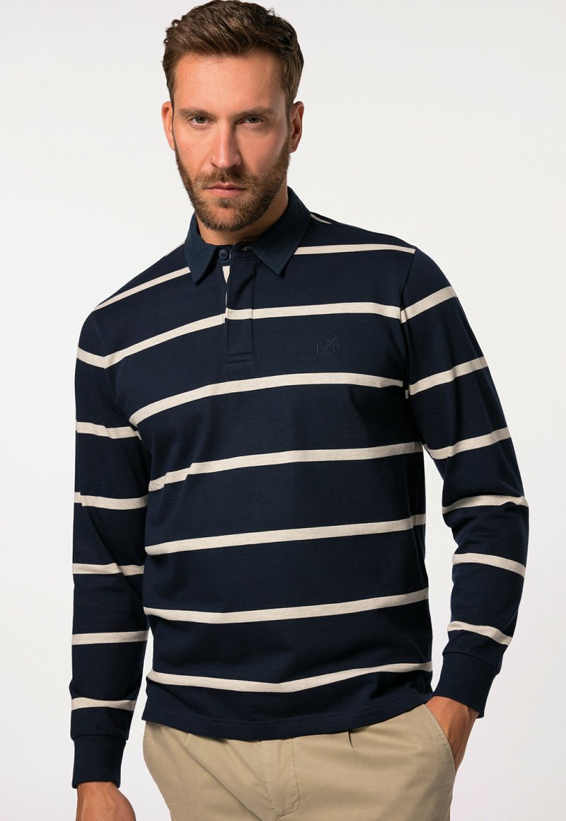 Polo a maniche lunghe di colore blu navy con larghe righe beige. Presenta un colletto e una patta con tre bottoni. Tessuto testurizzato e logo sul petto.