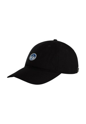 Cappello da baseball nero con visiera curva e piccolo logo rotondo blu e bianco sul pannello frontale.