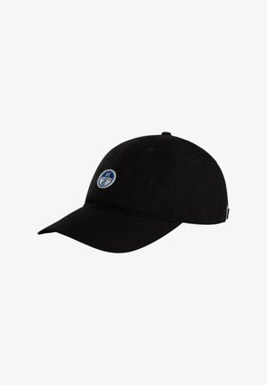 Cappello da baseball nero con visiera curva e piccolo logo rotondo blu e bianco sul pannello frontale.