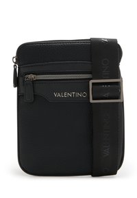 Borsa a tracolla nera in pelle con finitura texture, chiusura con zip, tracolla regolabile e dettaglio di branding impresso sulla tracolla.