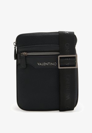 Borsa a tracolla nera in pelle con finitura texture, chiusura con zip, tracolla regolabile e dettaglio di branding impresso sulla tracolla.