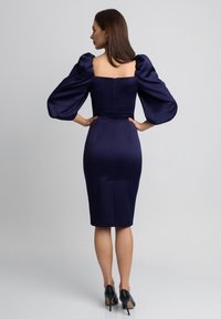 Granatowa satynowa sukienka z bufkami, dopasowanym pasem, spódnicą do kolan i zamkiem błyskawicznym z tyłu; gładka tekstura i elegancki fason.