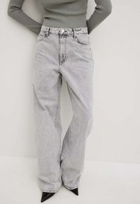 Heledad hallhallased teksad, millel on denimkangast kerge hapeefekt, standardsed taskud ja eesne nupp.