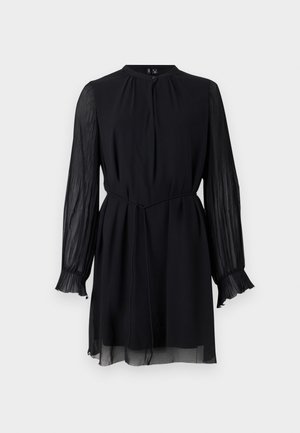 Vestido preto com decote redondo, mangas longas transparentes e plissadas, e cinto na cintura. O tecido é suave, com uma silhueta fluida e punhos com franzido.