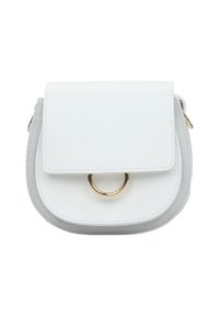Wit leren handtas met een textuurafwerking, voorzien van een klep sluiting en een ronde gouden hardware detail aan de voorkant.